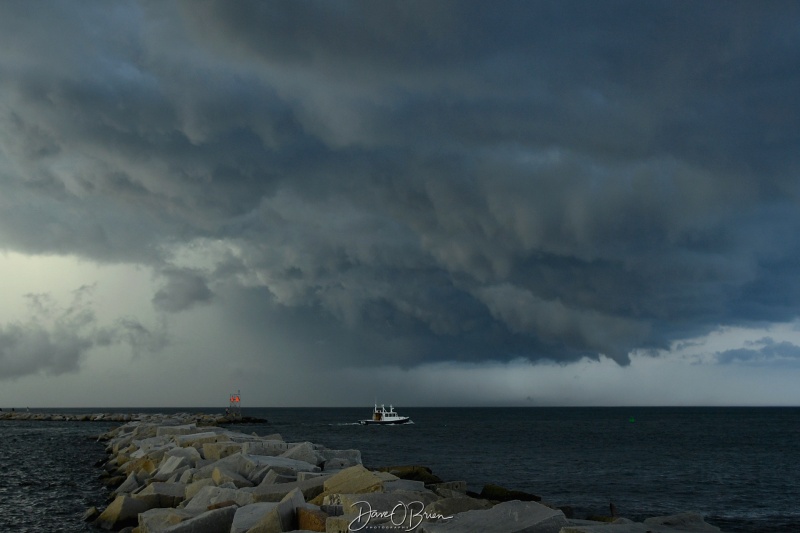 Approaching Thunderstorm moves towards the ocean
A strong storm moves over Rye NH getting ready to move out to sea.
6/30/24
Keywords: Storm Clouds, shelf cloud, thunderstorm, Rye Harbor, NH Seacoast